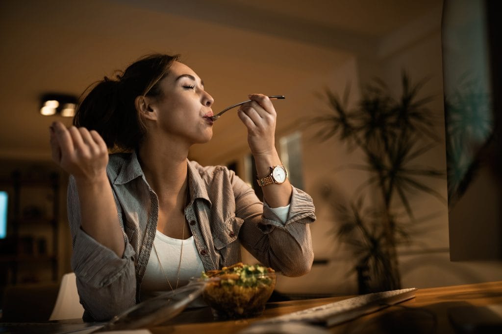 Testtartás evés közben